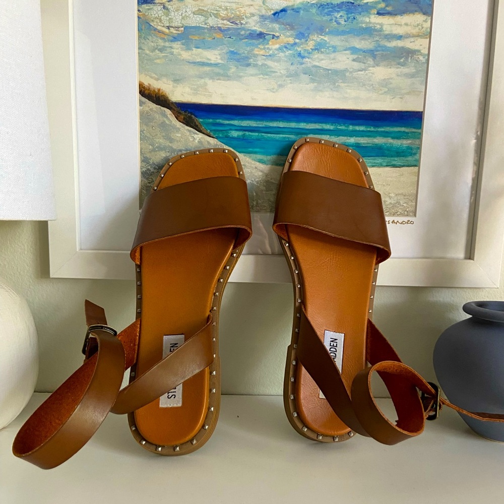 Cute Steve Madden Flat Sandals 👌 Size 6.5 | Color Cognac